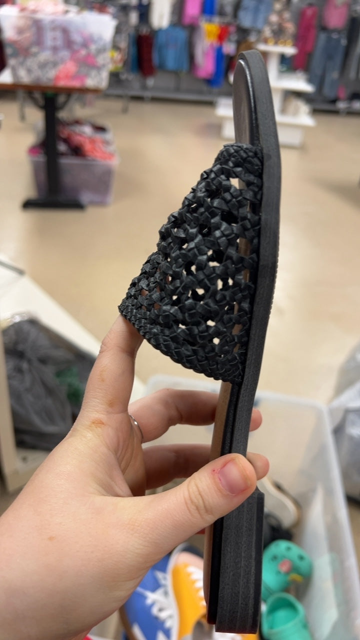 Universal Thread Sandals 6.5