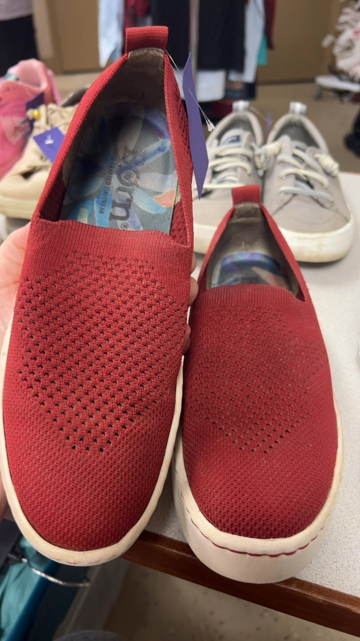 Born Sneakers 7.5
