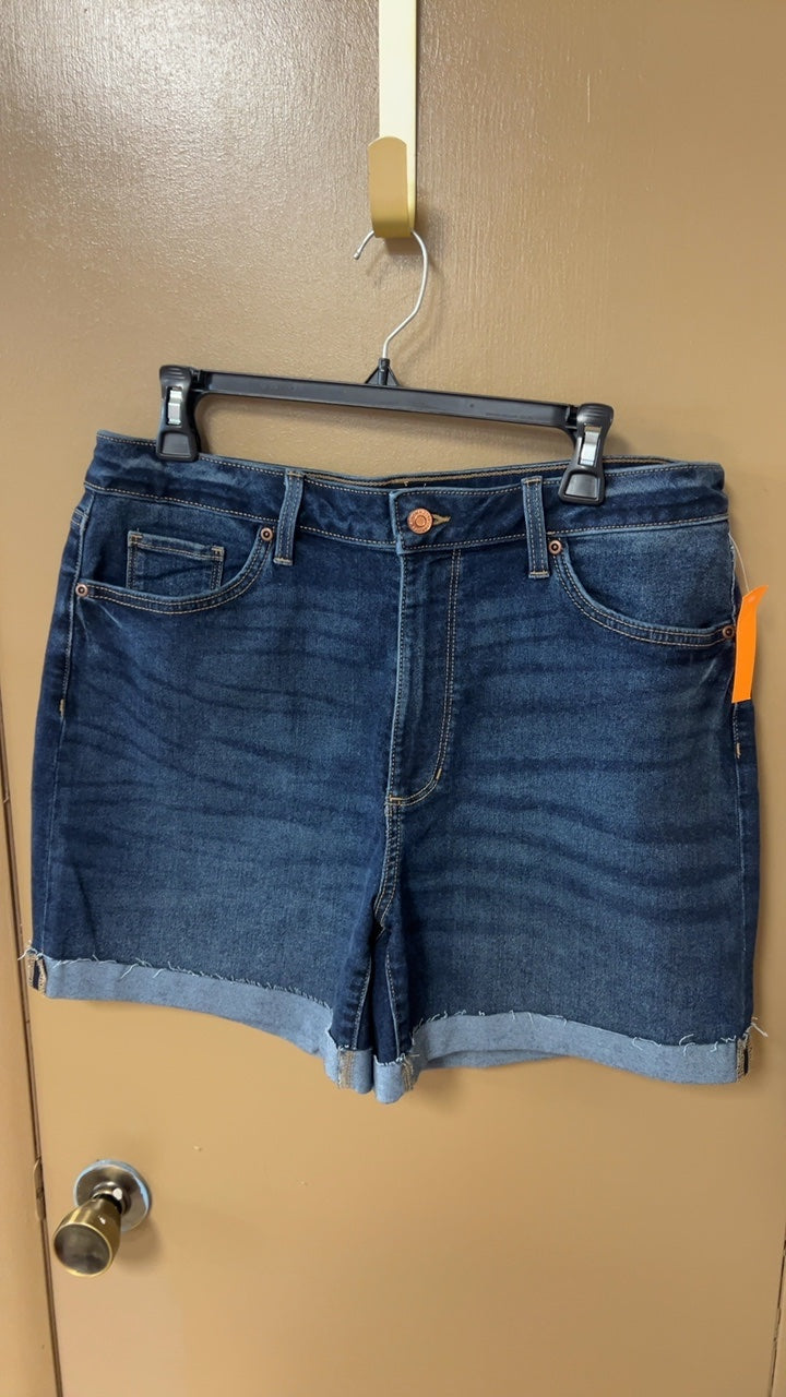 Shorts 16