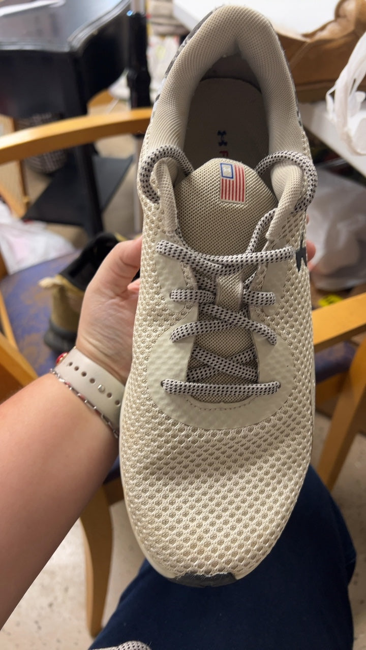 Under Armour Sneakers Mens 11 Beige/Off-white with camo pattern on heel and black logo