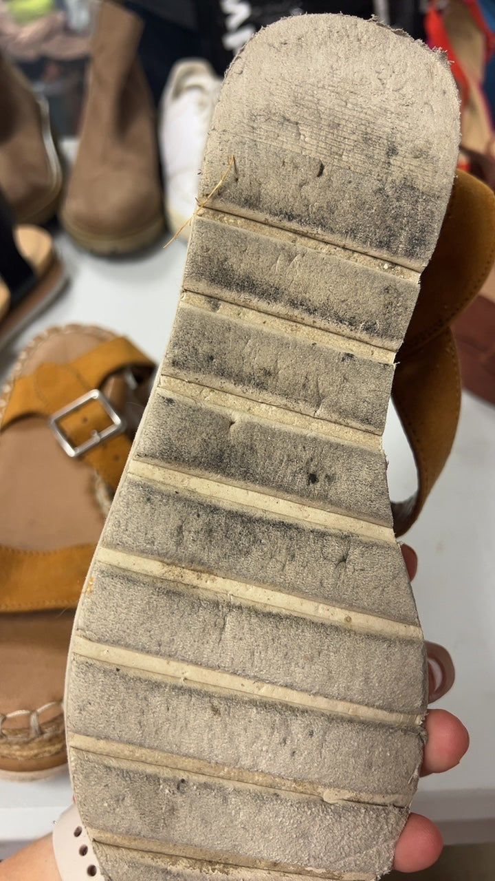 Sandals 7.5 Tan