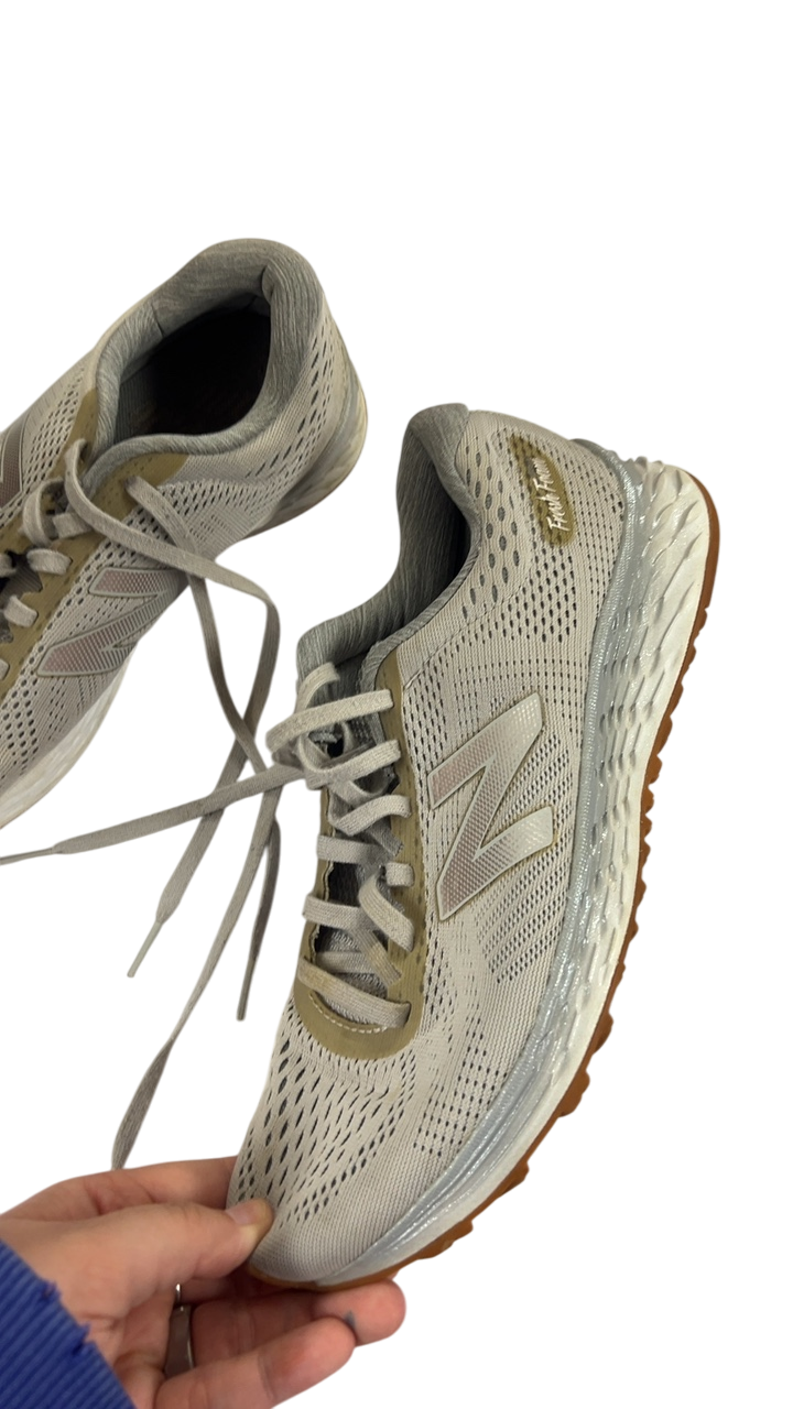New Balance Sneakers 8 Beige and gold