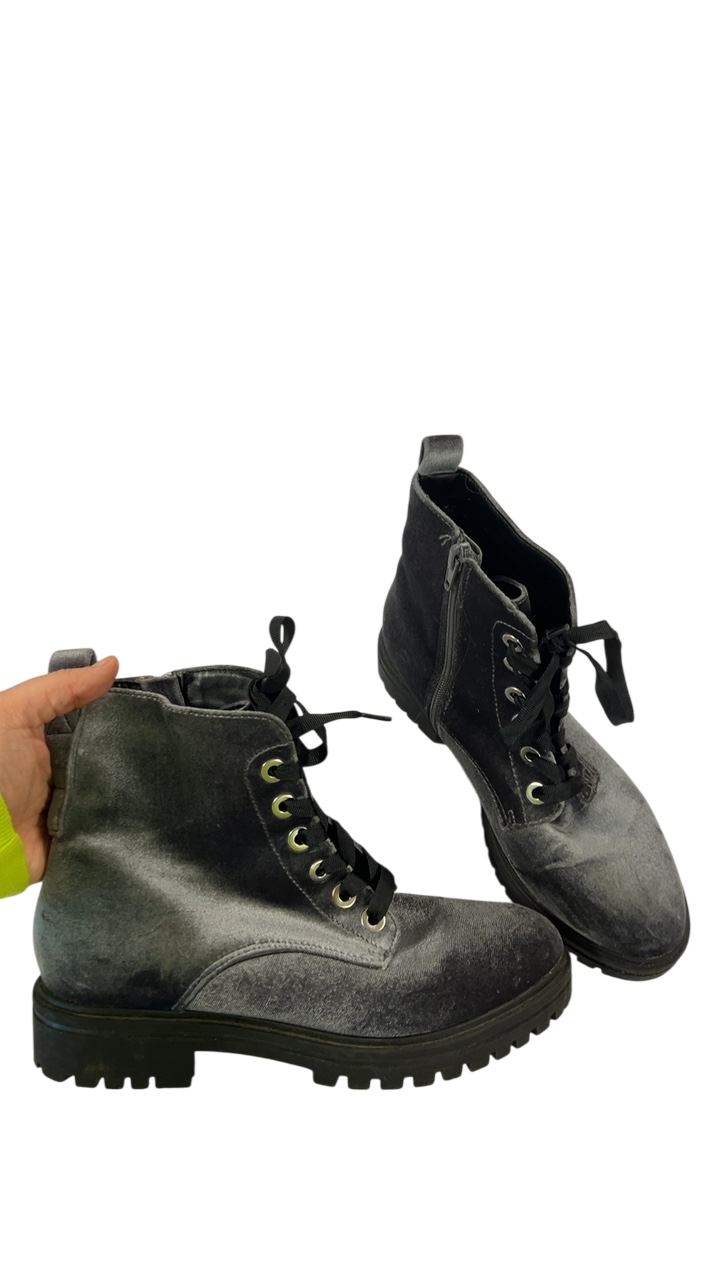 Boots 7 Gray and Black