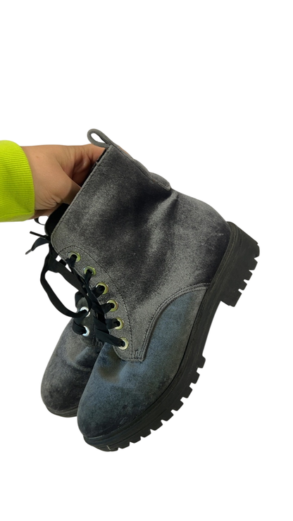 Boots 7 Gray and Black