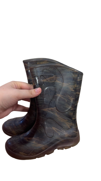 Boots Toddler 8 YOUTH Brown with wood grain pattern