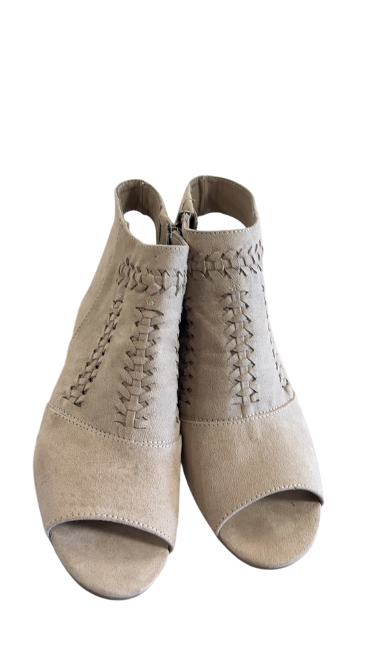 Sandals 8.5 Beige