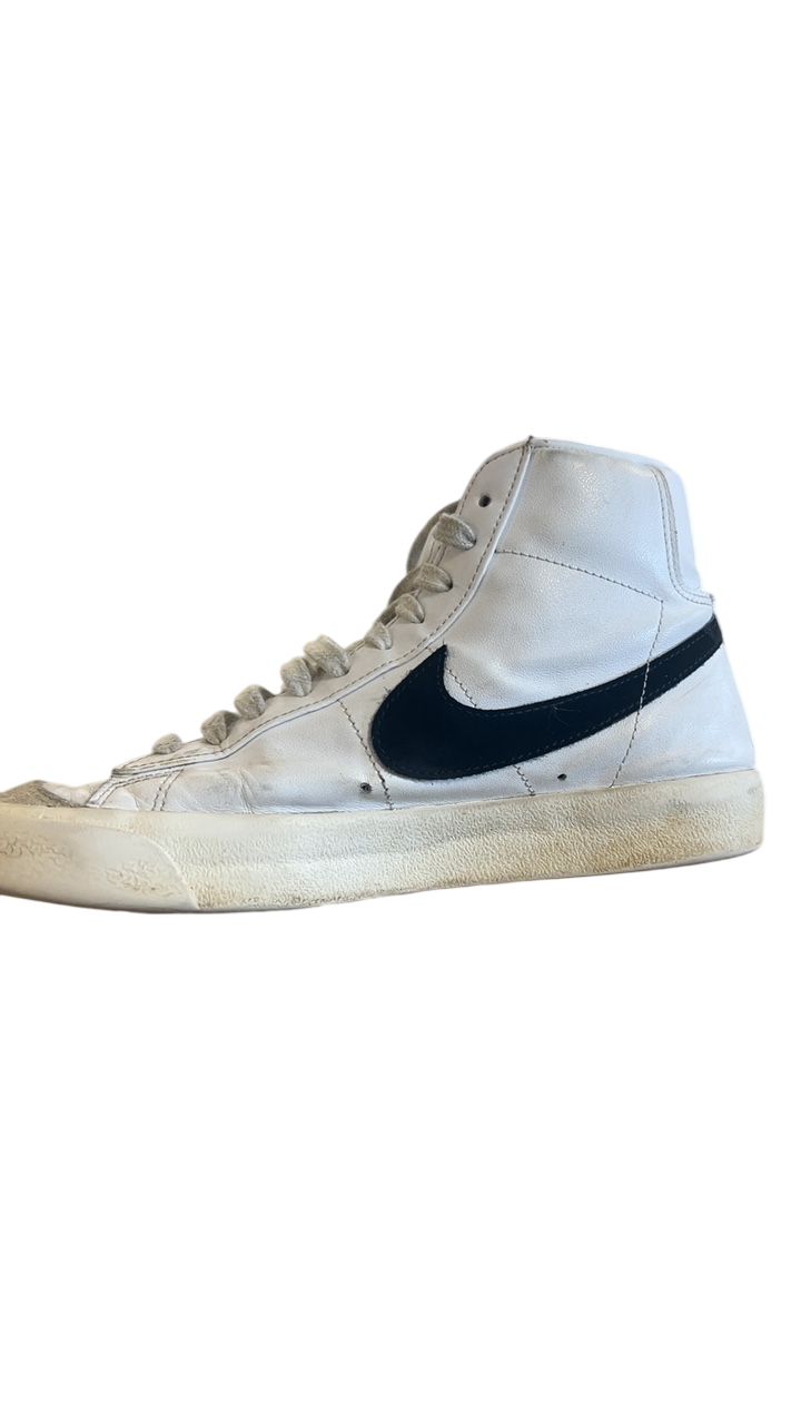 Nike Sneakers WOMENS 8 White with black logo