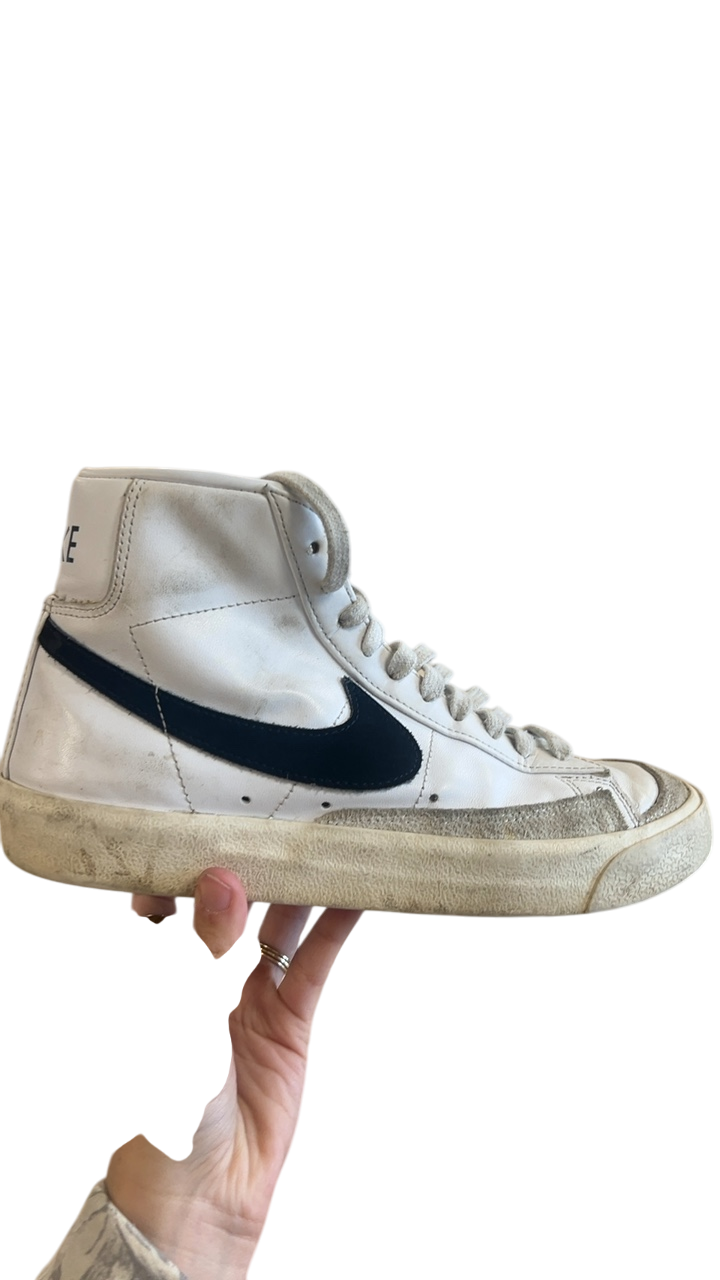 Nike Sneakers WOMENS 8 White with black logo