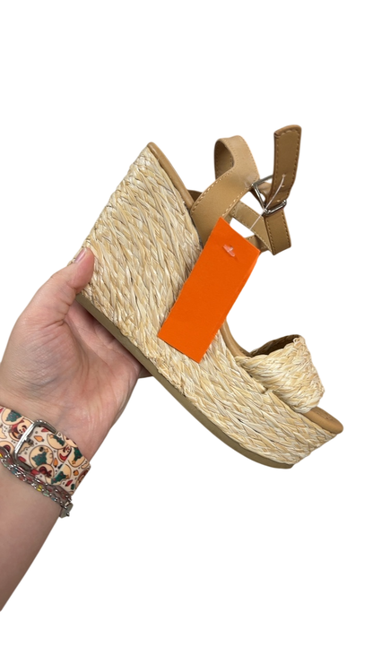 Soda Sandals 6.5 Beige