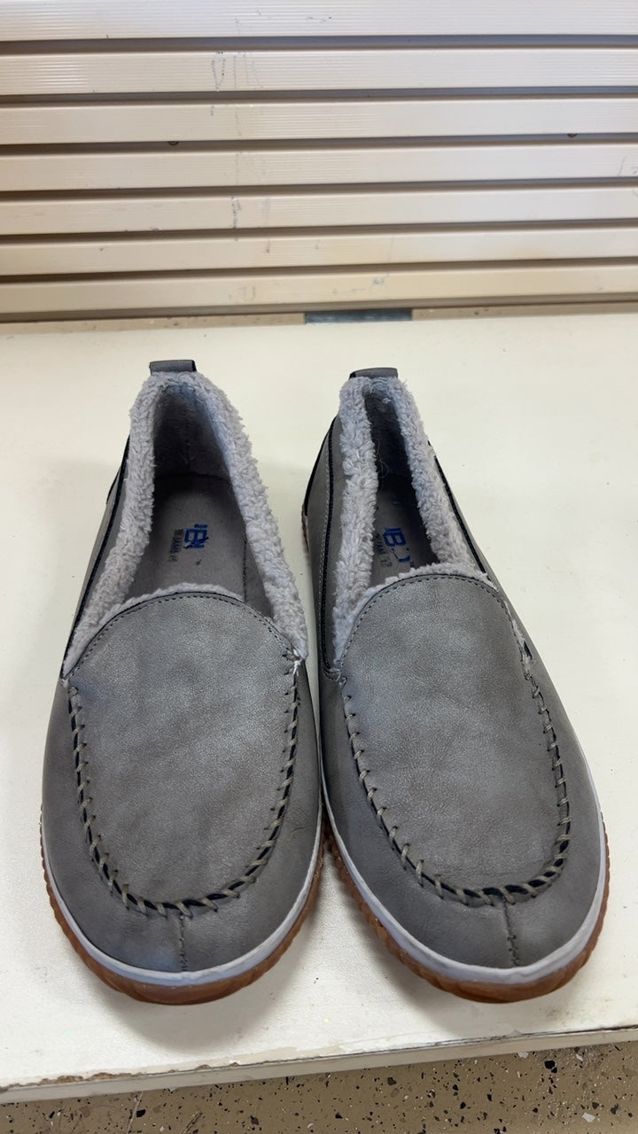Slippers 7.5 Gray and Black