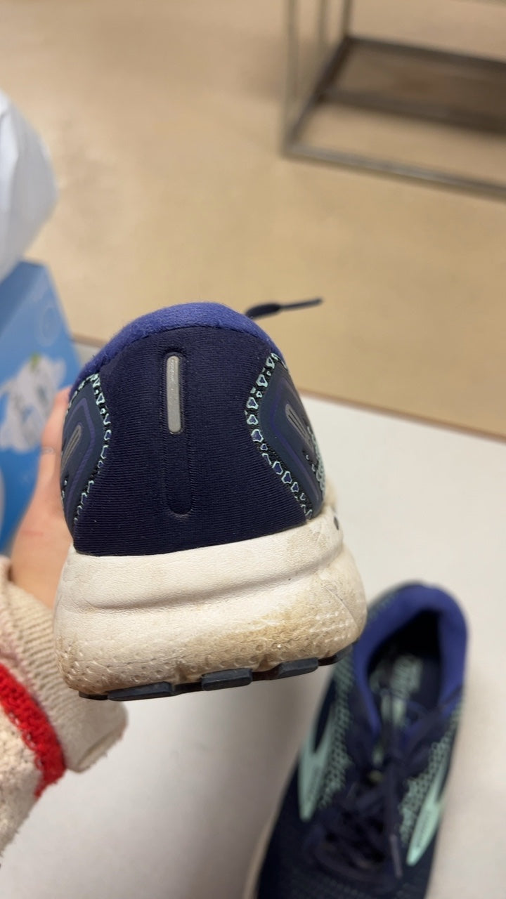 Brooks Sneakers 9 Navy blue with mint green accents