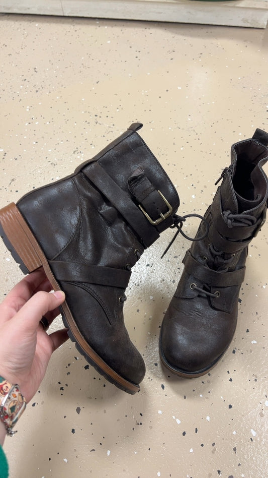 Boots 7.5 Dark Brown