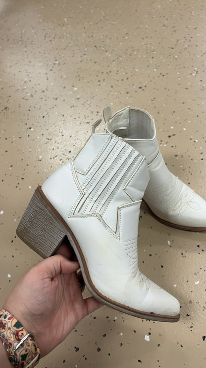 Boots 6 White