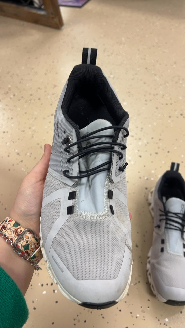 On Cloud Sneakers 8 Gray and black