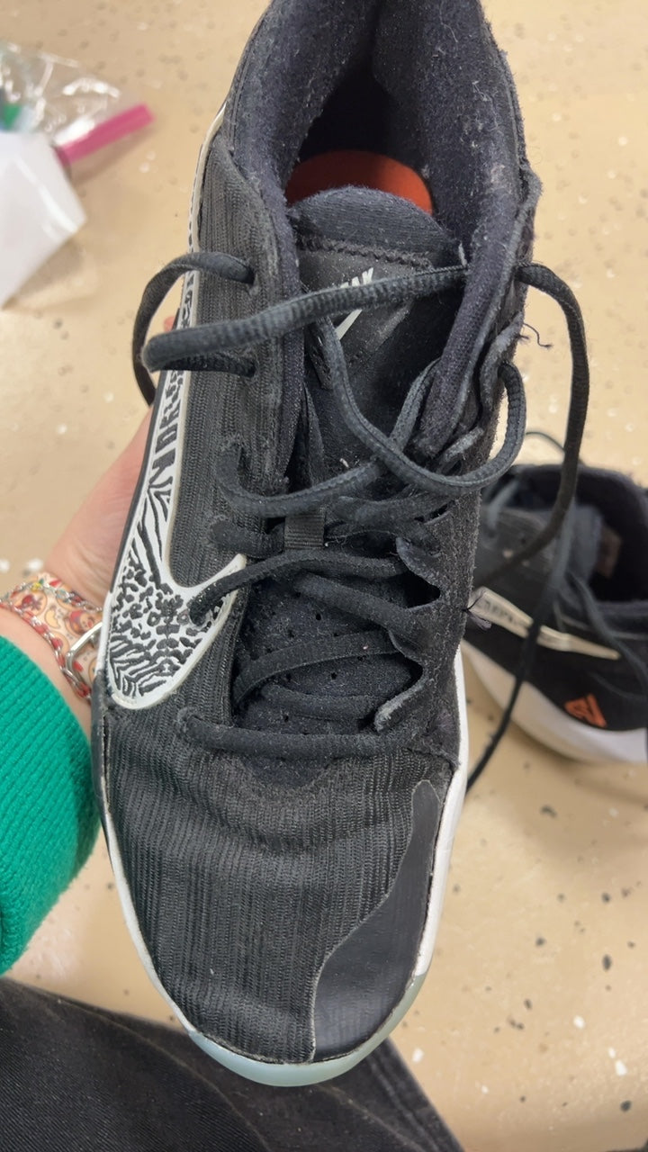 Nike Sneakers Mens 9.5 Black and white