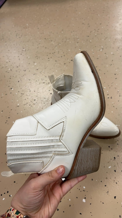 Boots 6 White