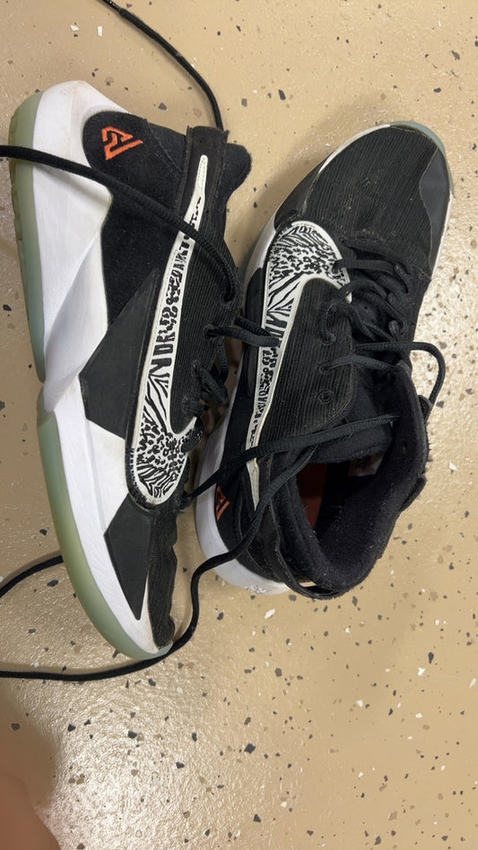 Nike Sneakers Mens 9.5 Black and white