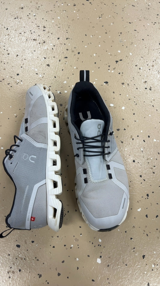 On Cloud Sneakers 8 Gray and black