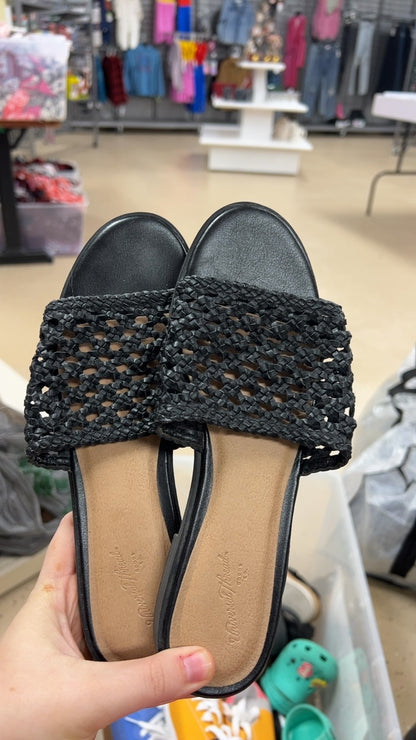 Universal Thread Sandals 6.5