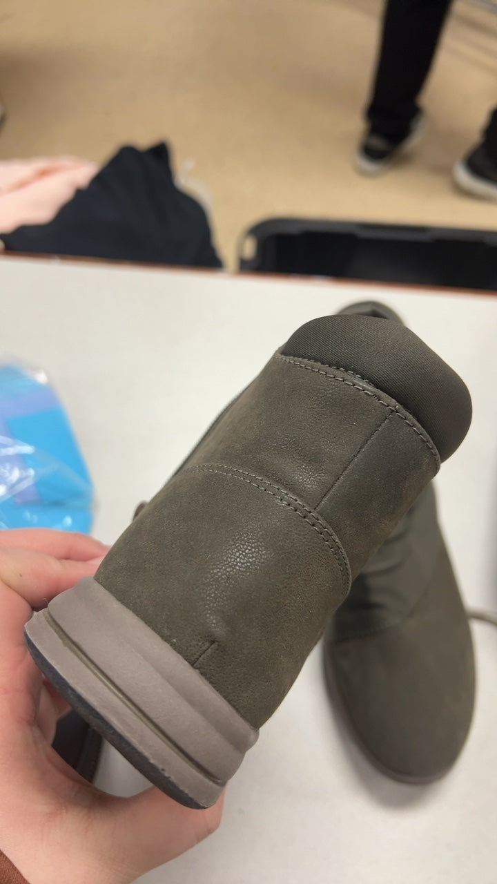 Clark’s Sneakers 8.5