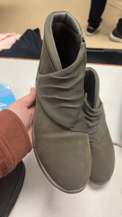 Clark’s Sneakers 8.5