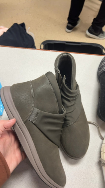 Clark’s Sneakers 8.5