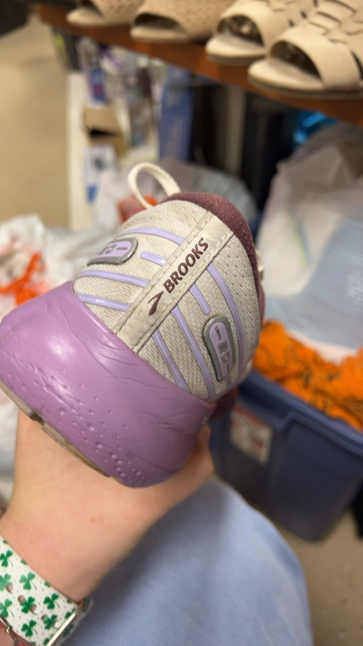 Brooks Sneakers 9.5 purple 
