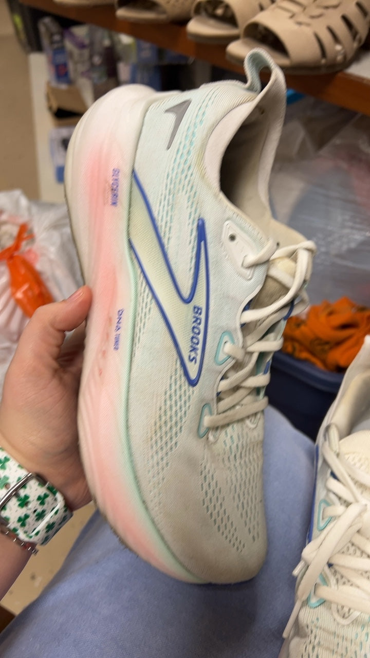 Brooks Sneakers 9.5-white