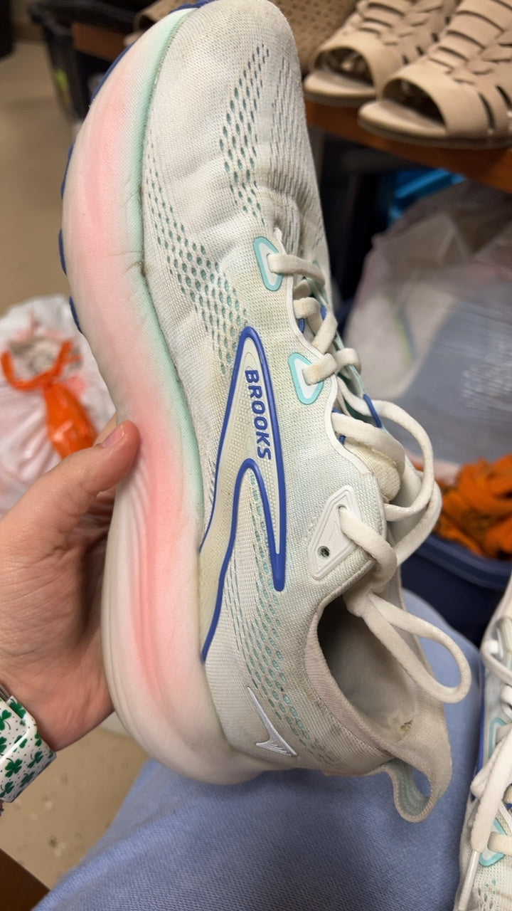 Brooks Sneakers 9.5-white