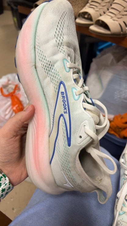 Brooks Sneakers 9.5-white