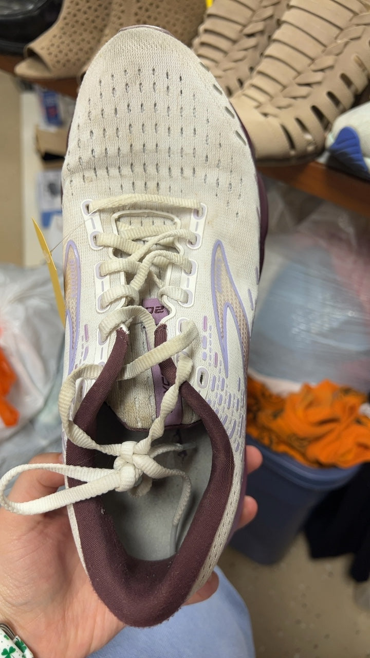 Brooks Sneakers 9.5 purple 