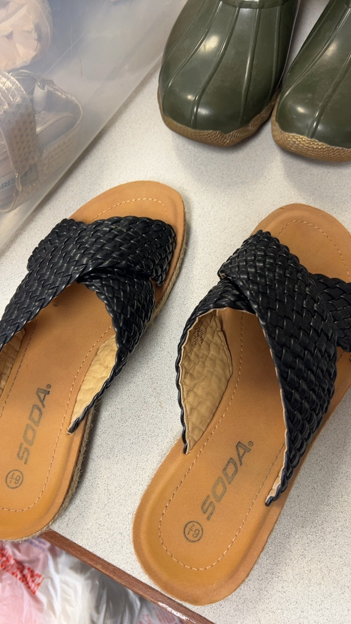 SODA Sandals 6.5