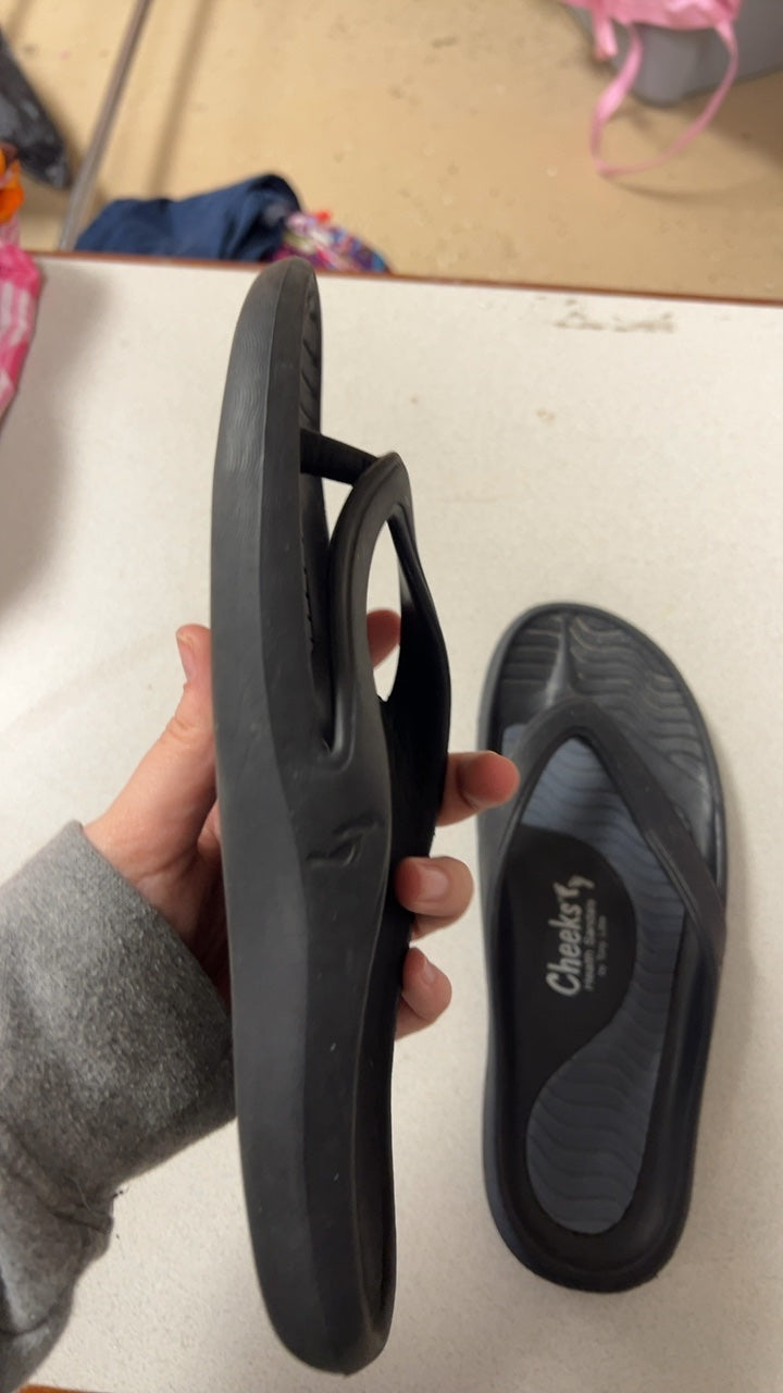 Cheeks Slippers 9