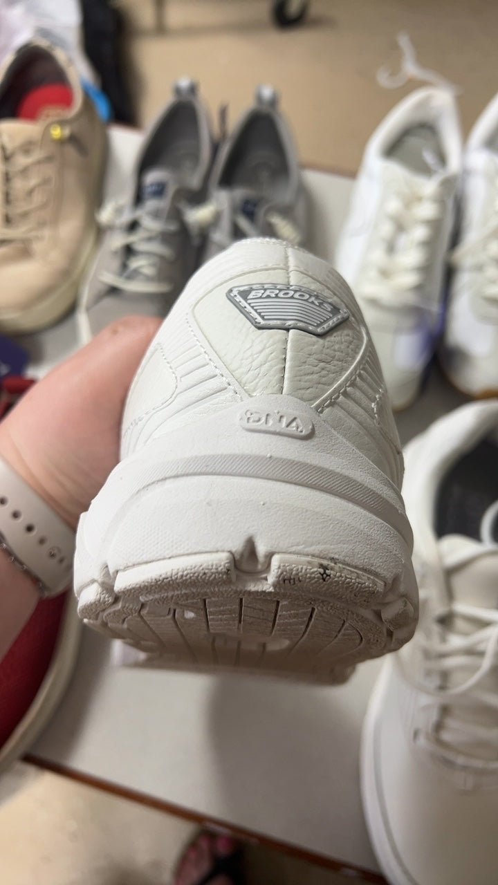 Brooks Sneakers 11