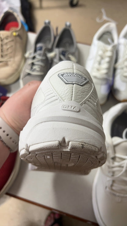 Brooks Sneakers 11