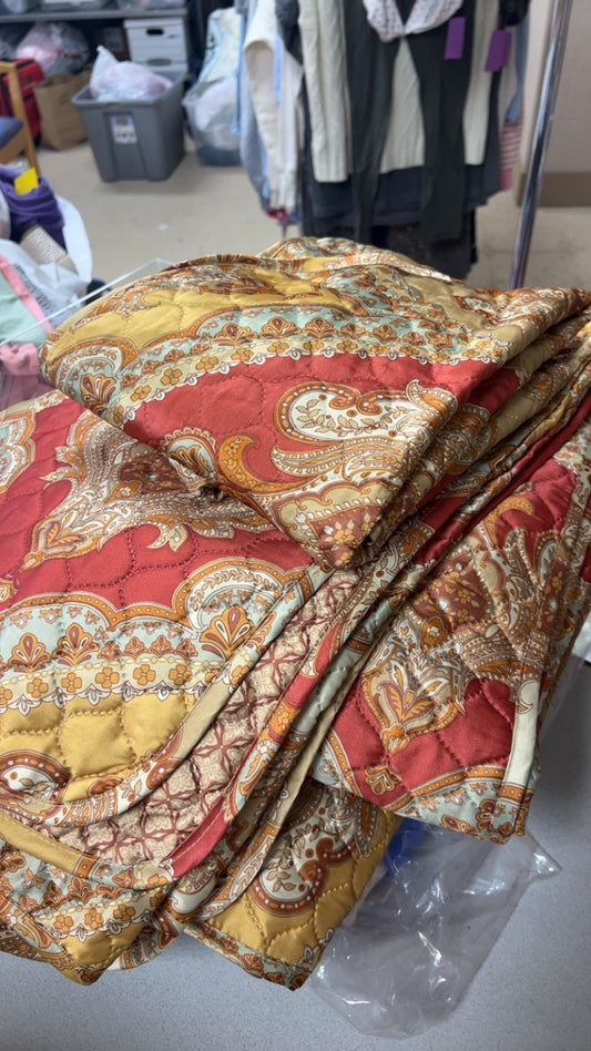  Quilt and 2 Pillow Shams 