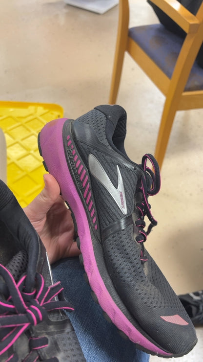Brooks Sneakers 9.5