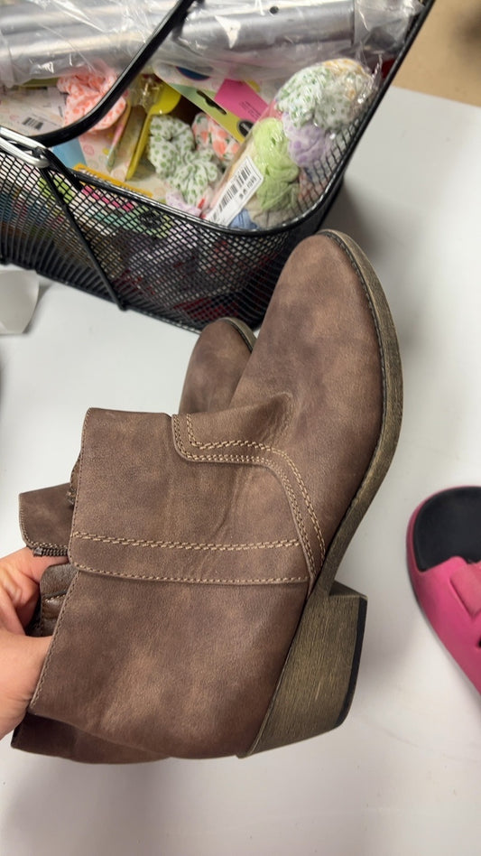 Boots 8.5 brown 