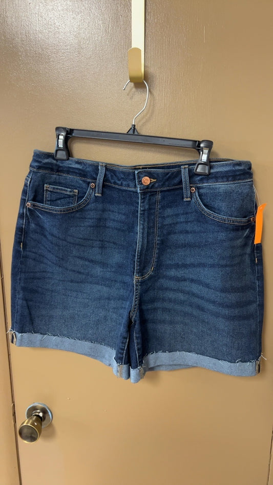 Shorts 16