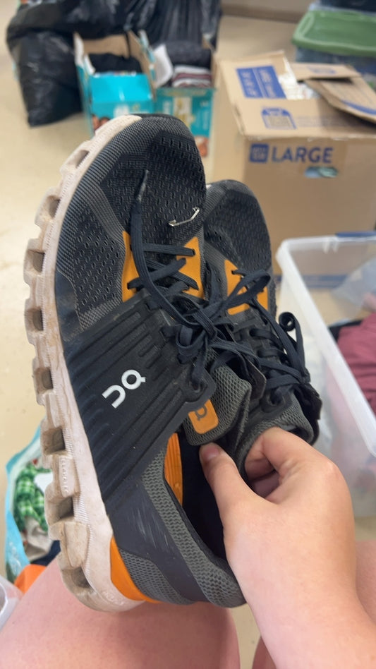 On Cloud Running Sneakers Mens 11