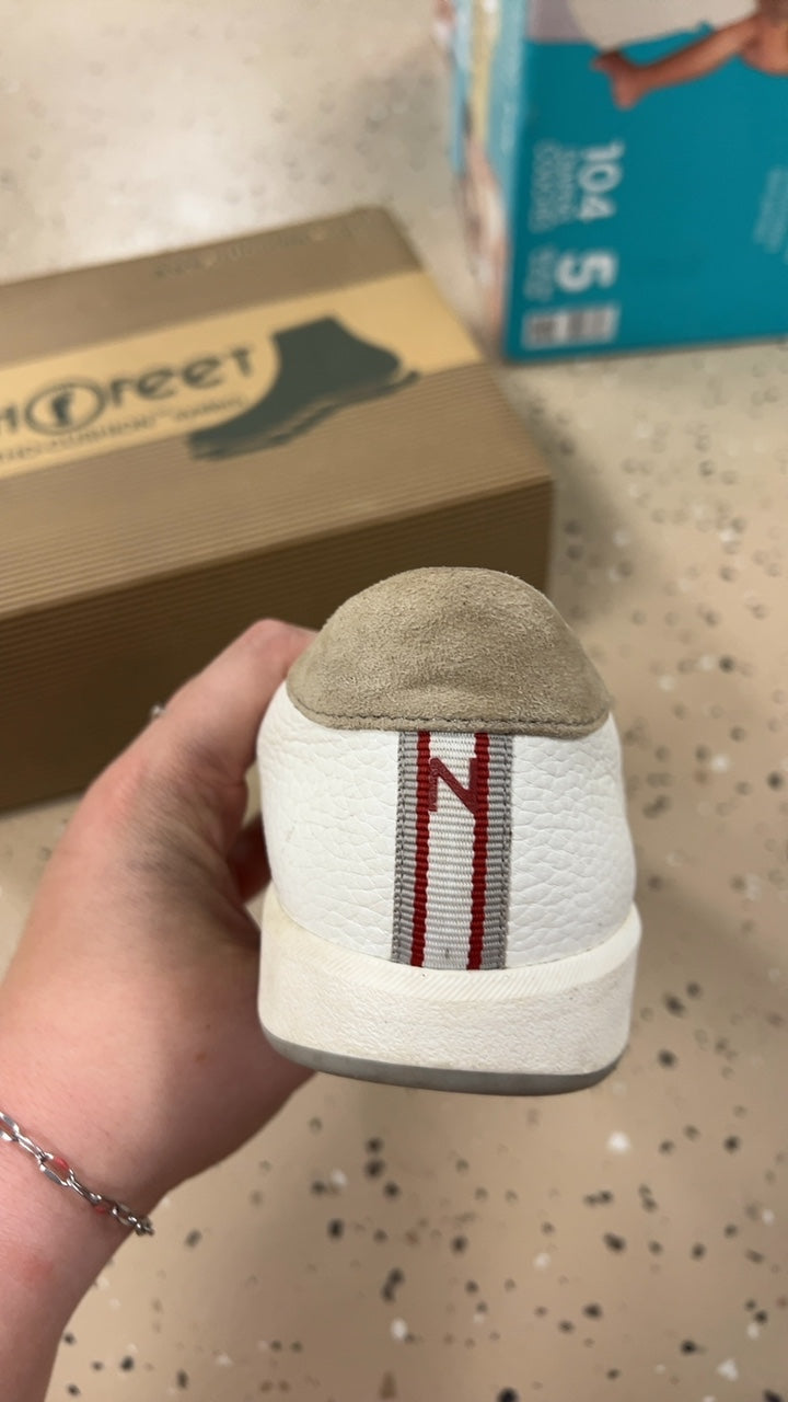 Sneakers 8.5 Beige and White