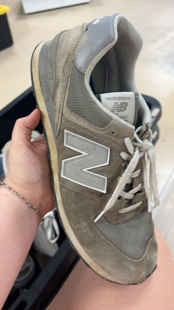 New Balance Sneakers Mens 13 Beige Small hole