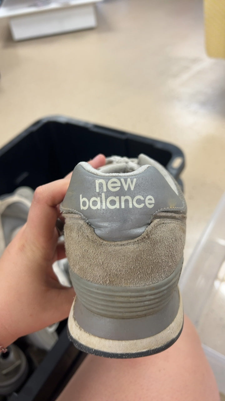 New Balance Sneakers Mens 13 Beige Small hole