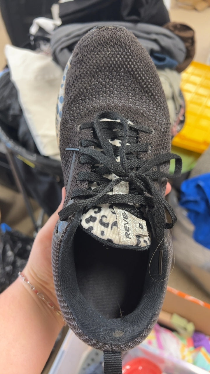 Brooks Sneakers 8.5 Black and beige with animal print