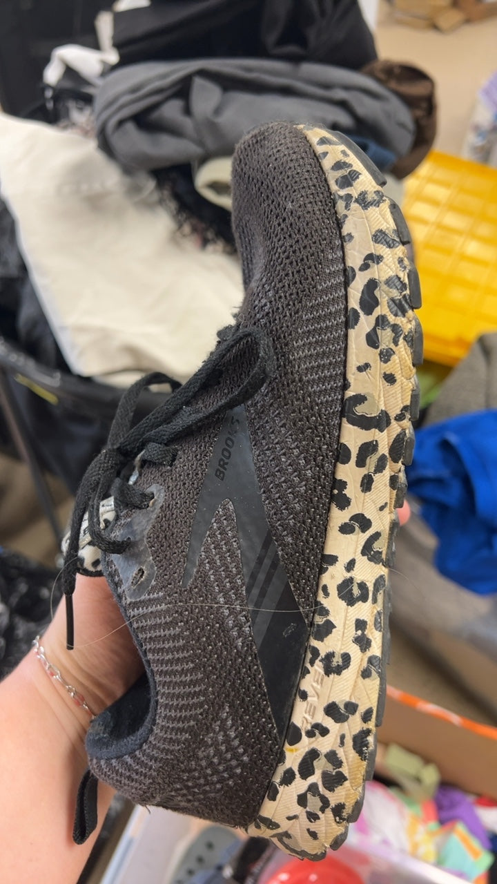 Brooks Sneakers 8.5 Black and beige with animal print