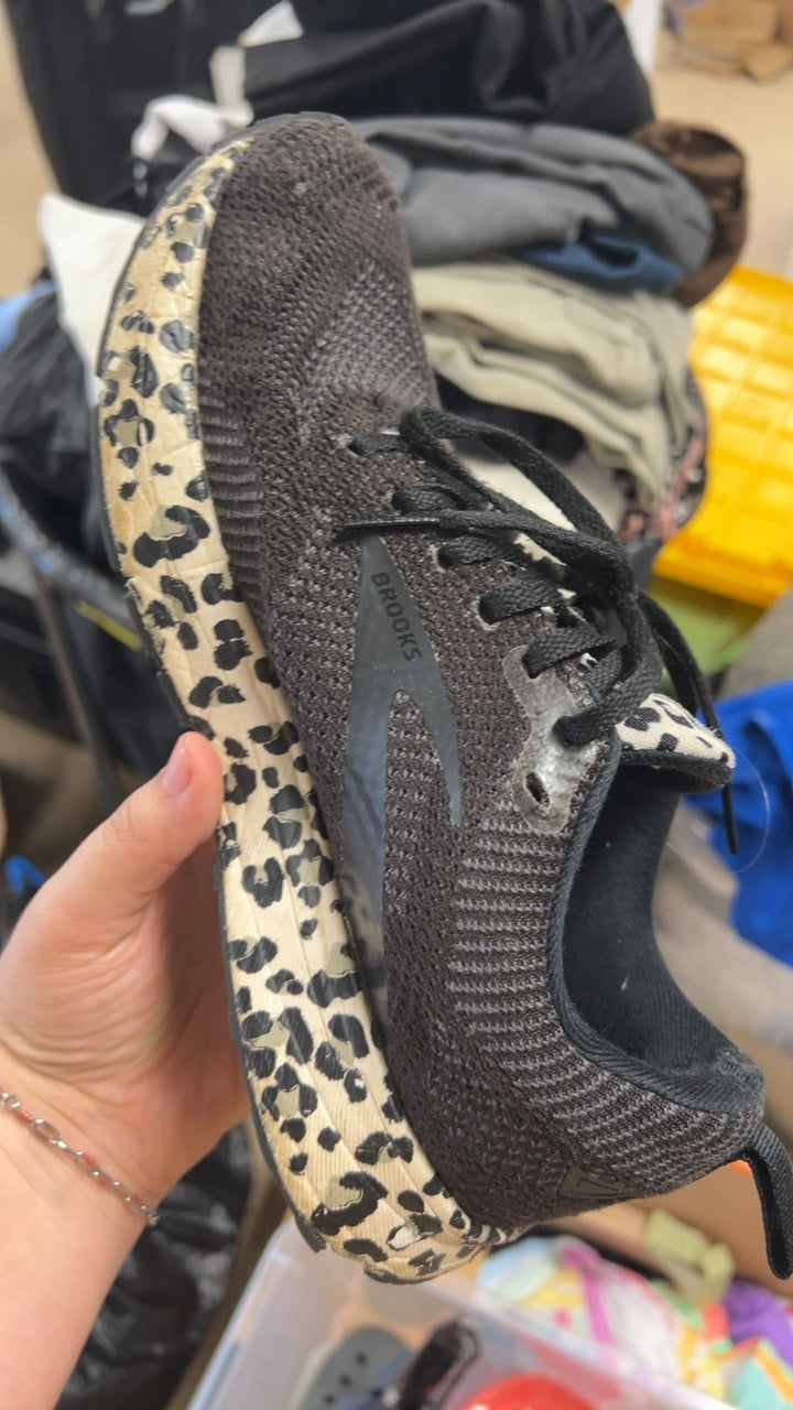 Brooks Sneakers 8.5 Black and beige with animal print