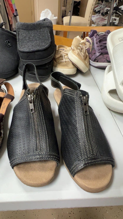 Earth Sandals 8 Beige and Black