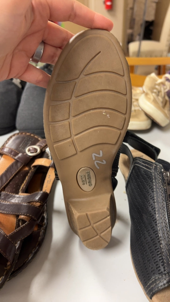 Earth Sandals 8 Beige and Black