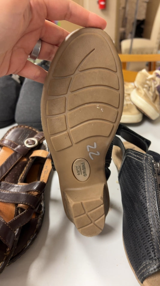 Earth Sandals 8 Beige and Black