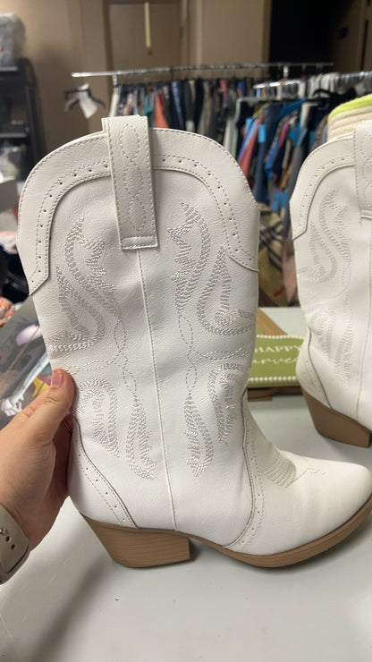 Boots 8.5 White